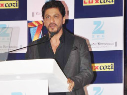 Journalist Imitates In Front Of SRK At Zee Cine Awards