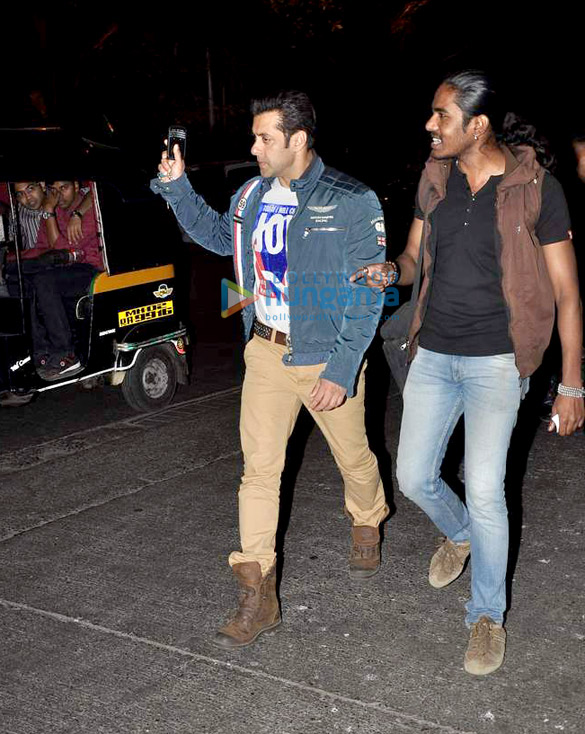 salman khan walks from mehboob studio to his home 8