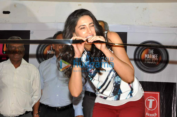 nargis varun promote main tera hero at mithibai college 5