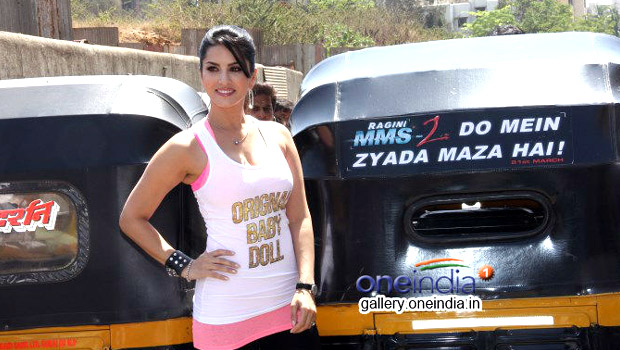 Sunny Leone Goes On A Joy ride In Rickshaw