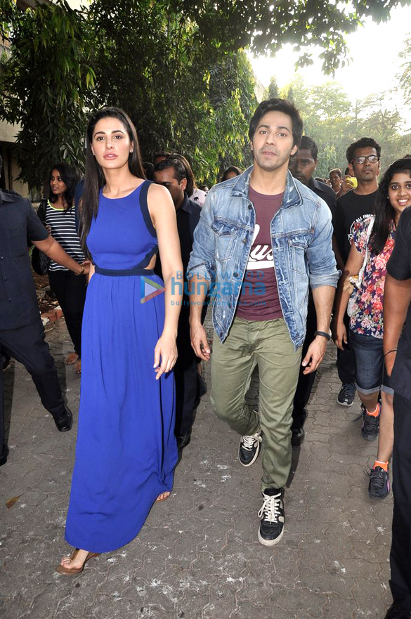 nargis varun promote main tera hero in an open bus 7