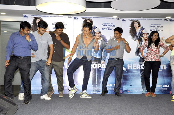 kriti sanon tiger shroff promote heropanti on world dance day 5