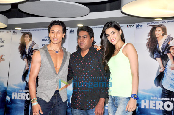 kriti sanon tiger shroff promote heropanti on world dance day 15