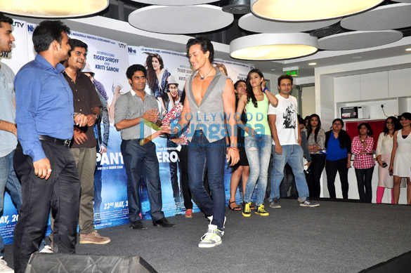 kriti sanon tiger shroff promote heropanti on world dance day 14