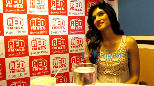 tiger shroff kriti sanon promote heropanti on 93 5 red fm 5