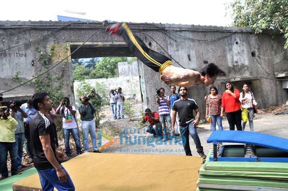tiger shroff performs live action stunts to promote heropanti 15
