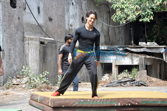 tiger shroff performs live action stunts to promote heropanti 6