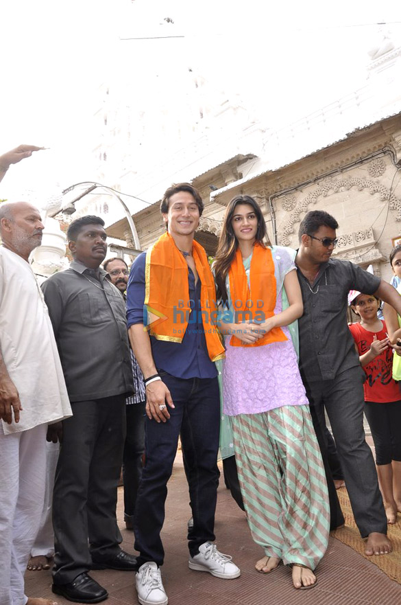 tiger kirti snapped praying at babulnath temple 7