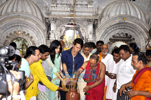 tiger kirti snapped praying at babulnath temple 2