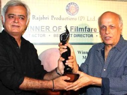 Mahesh Bhatt Presents His Filmfare Trophy To Hansal Mehta