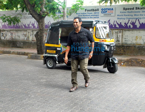 promotion of filmistaan outside big b salman srks house 5