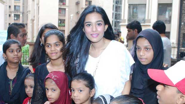 Amrita Rao Visits ‘Pratham’ NGO