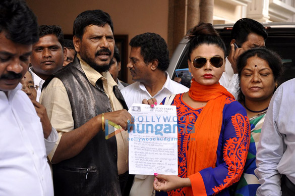 rakhi sawant ramdas athawale meet shri prithviraj chavan 7
