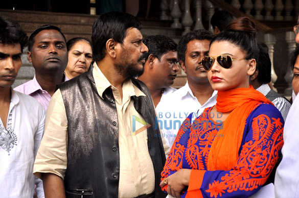 rakhi sawant ramdas athawale meet shri prithviraj chavan 8