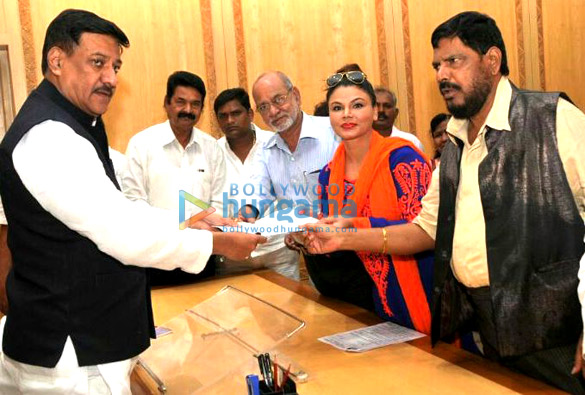 rakhi sawant ramdas athawale meet shri prithviraj chavan 2