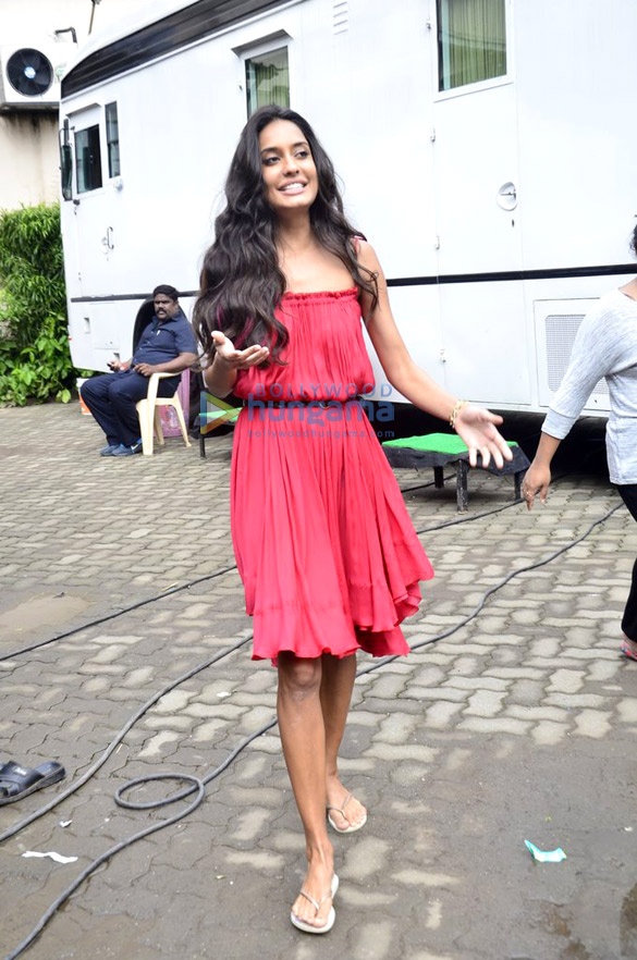akshay lisa anupam snapped on the sets of shaukeen 6