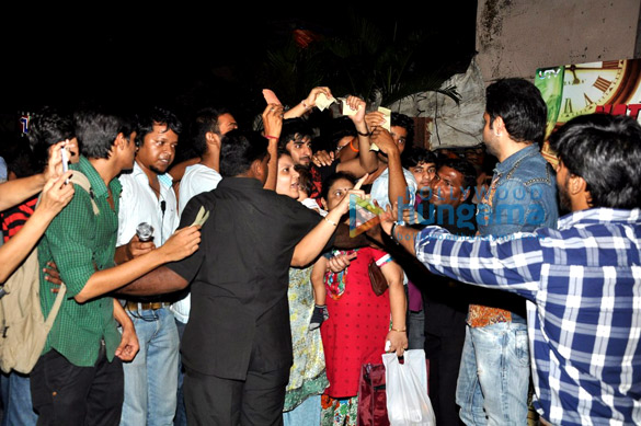 emraan sells tickets for raja natwarlal promotion 4