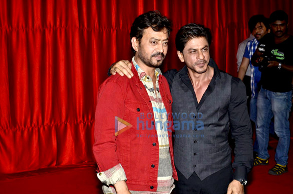 shah rukh khan launches the trailer of ekkees toppon ki salaami 15