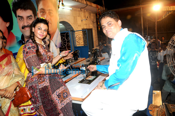 rakhi sawant distributes sewing machines for women empowerment 9
