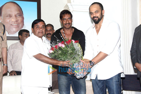 ajay devgn rohit shetty give 2 tata cars to mumbai police 3