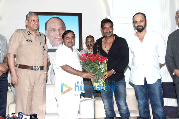 ajay devgn rohit shetty give 2 tata cars to mumbai police 4