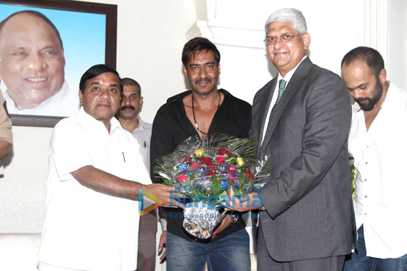 ajay devgn rohit shetty give 2 tata cars to mumbai police 5
