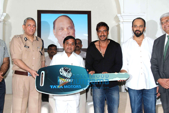 ajay devgn rohit shetty give 2 tata cars to mumbai police 6