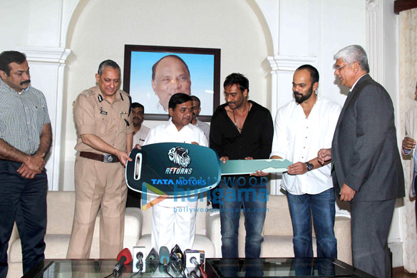 ajay devgn rohit shetty give 2 tata cars to mumbai police 7