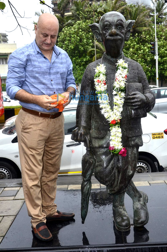 team of ekkees toppon ki salaami pays tribute to r k laxman 9