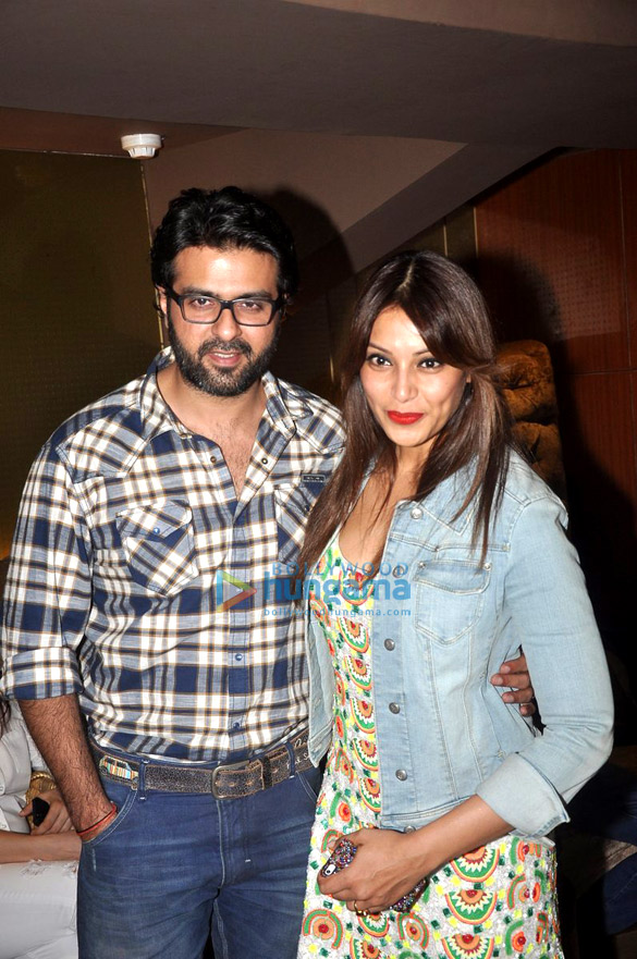 bipasha basu harman baweja watch creature with family 6