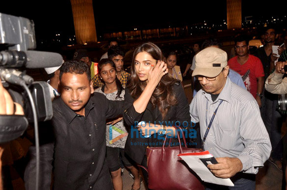 shah rukh khan deepika padukone team leave for slam tour 3