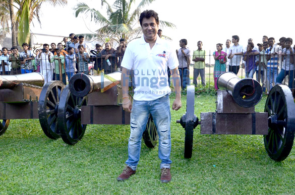 cast of ekkees toppon ki salaami at cleanliness drive in mumbai 11