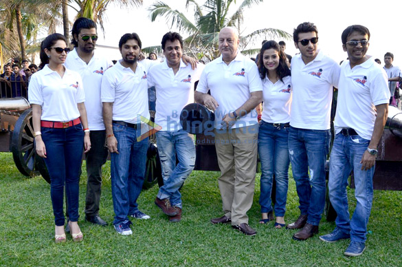 cast of ekkees toppon ki salaami at cleanliness drive in mumbai 2