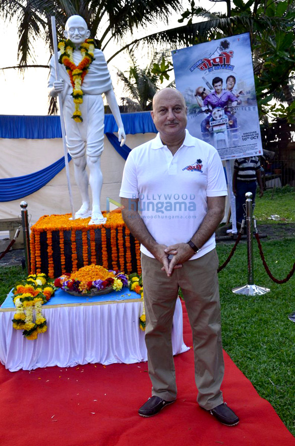 cast of ekkees toppon ki salaami at cleanliness drive in mumbai 6