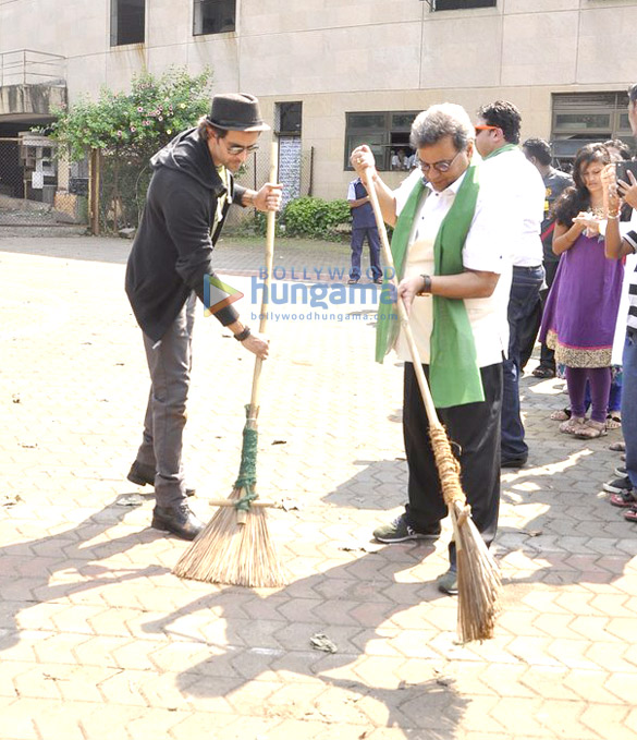 hrithik roshan at wwi cleanliness drive 7