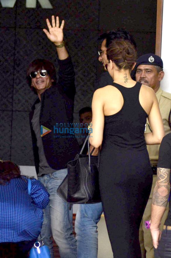 shah rukh khan deepika padukone snapped en route for happy new year promotions 3