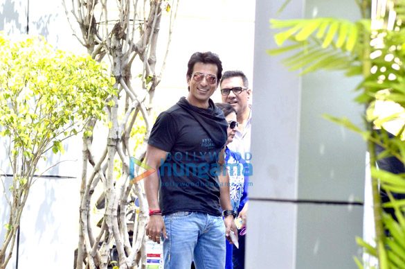 shah rukh khan deepika padukone snapped en route for happy new year promotions 8