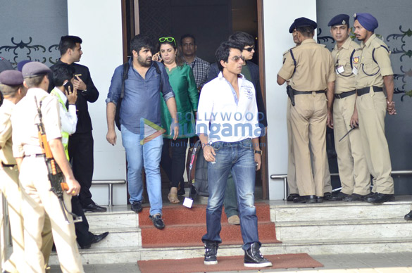 shahrukh khan farah khan sonu sood vivaan shah arrive back from happy new year promotions 7
