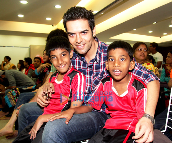 cast of 6 52 spend time with special kids 3