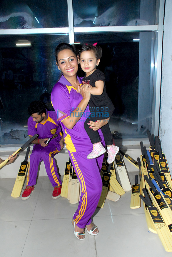 team rowdy bangalore distributing bats and food to the blind underprivileged children 8