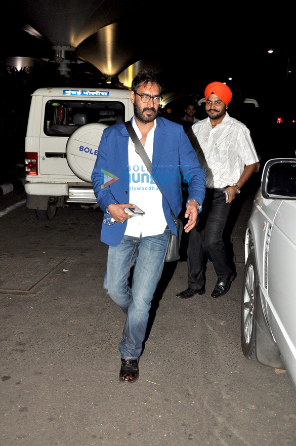 ajay devgn snapped at the domestic airport 9