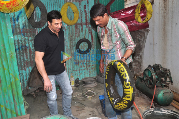 sunny deol gets his tyre repaired by aslam puncturewala 6