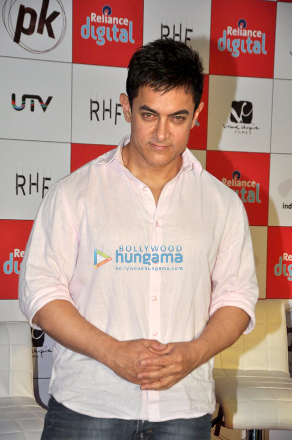 aamir khan anushka sharma launch pk mobile game 7