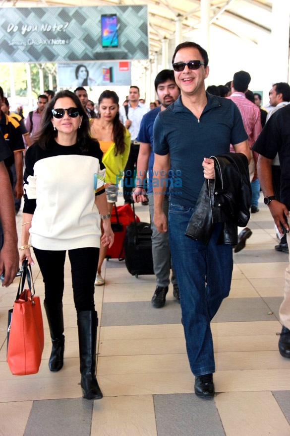 anushka sharma rajkumar hirani leave for delhi to promote pk 4