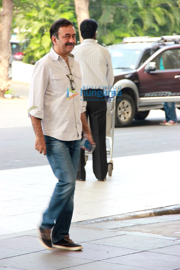 anushka sharma rajkumar hirani leave for delhi to promote pk 6
