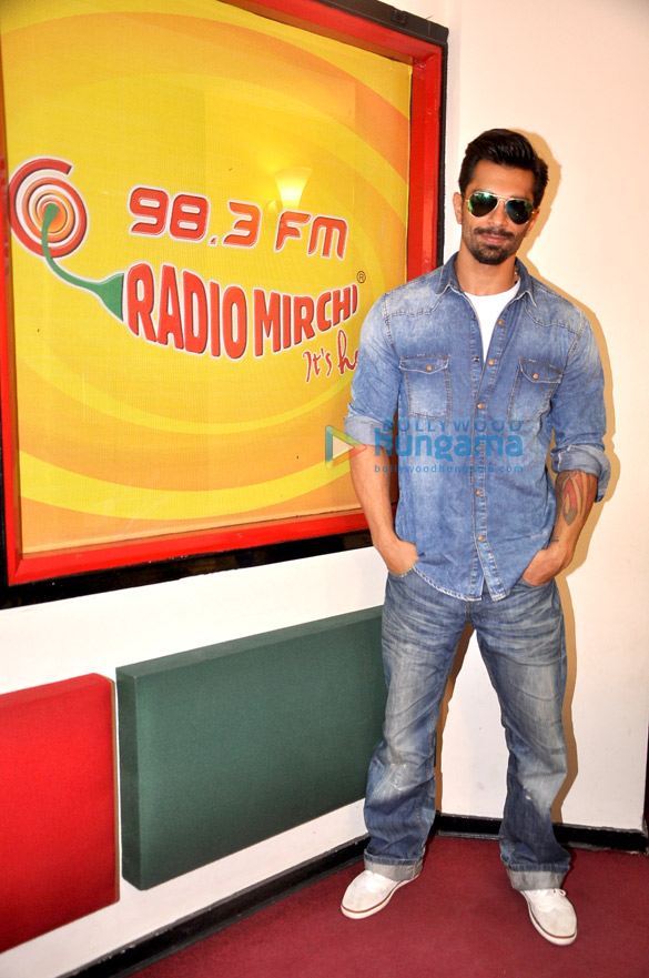 bipasha basu karan singh grover promote alone at radio mirchi 98 3 fm 10