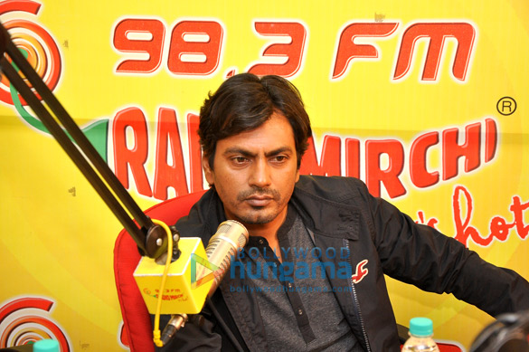 varun dhawan huma qureshi nawazuddin siddiqui promote badlapur at 98 3 radio mirchi 7