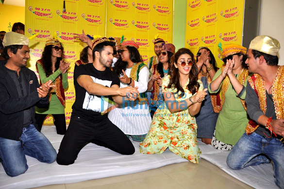 varun dhawan huma qureshi nawazuddin siddiqui promote badlapur at 98 3 radio mirchi 9
