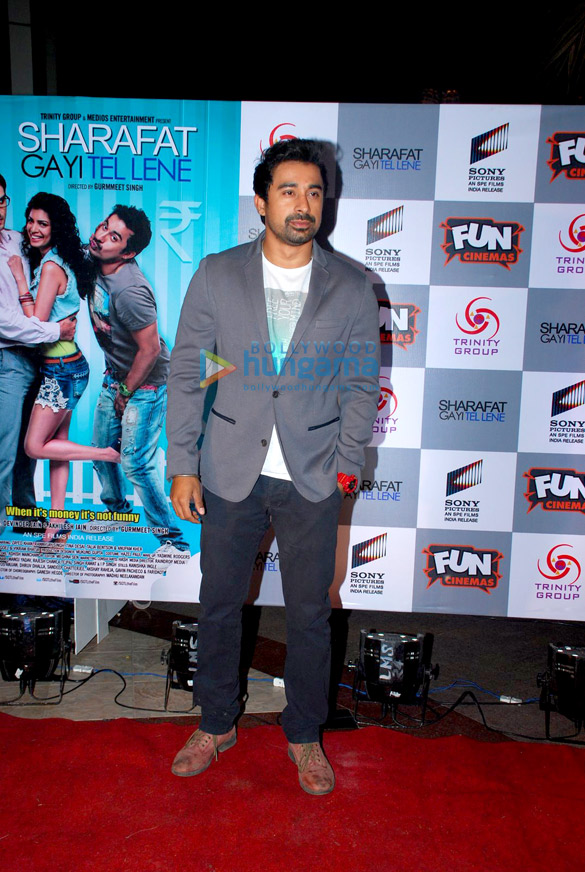 premiere of sharafat gayi tel lene 12
