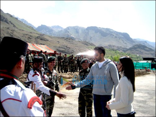abhishek bachchan visits the jawans of indian army at kargil 2
